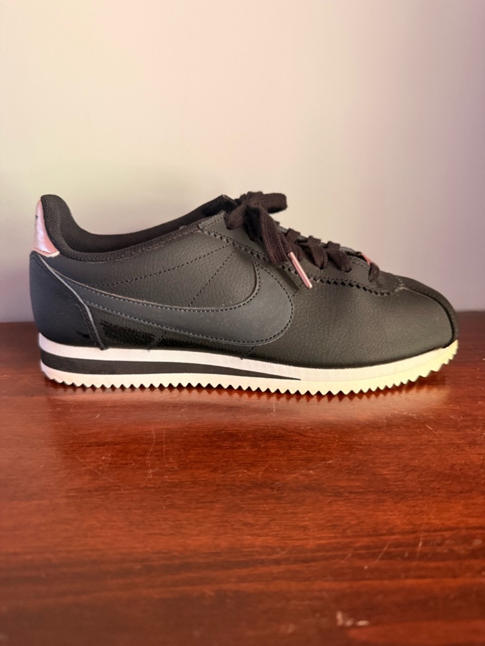 Nike women’s classic Cortez leather. Black with rose gold accents. size 8.5 - Picture 2 of 14